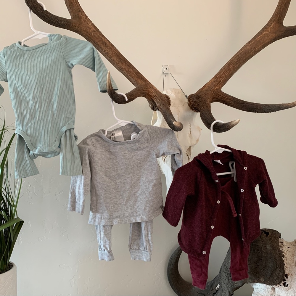 Baby clothes, matching sets size 3-6m. H&M and Old Navy.